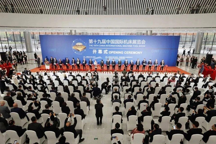 柔性智造 領(lǐng)航未來|巨能機(jī)器人CIMT2025首日盛況直擊！